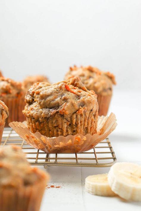 Fluffy Carrot Banana Muffins with No Refined Sugar - Wooed By The Food Carrot Banana Muffins, Sugar Free Banana Muffins, Banana Carrot Muffins, Toddler Muffins, Honey Muffins, Sugar Carrots, Weaning Foods, Carrot Muffins, Banana Cupcakes