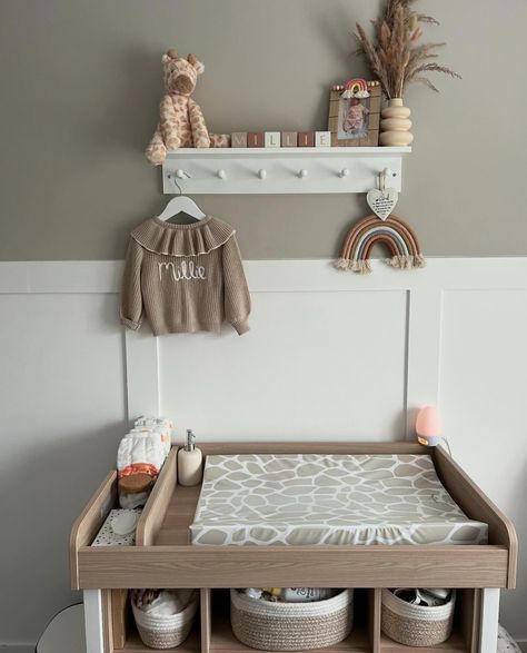 Nursery Inspo ⭐️ featuring our Anti Roll Giraffe Print🦒 @mamashackbaby SAVE for later 🌟 SHARE with someone who is looking for baby room inspo ❤️ Inspo from 📷 @thewoodhouse21 ✩ ✩ ✩ ✩ ✩ ✩ #nurserydecor #baby #changingmat #nurseryideas #nursery #unisexnursery #mamashack #cotsheet #muslin #newborn #projectnursery #firsttimemum #changingtable #bohonursery #changingarea #nurseryinspo #nurseryinspiration #babyroom #safarinursery #nurseryinspo #neutralnurserydecor #nurseryideas #nurserytour #n... Changing Station Nursery, Nursery Changing Station, Nursery Shelf Decor, Baby Changing Station, Baby Changing Table, Unisex Nursery, Nursery Shelves, Baby Room Inspiration, Nursery Decor Neutral