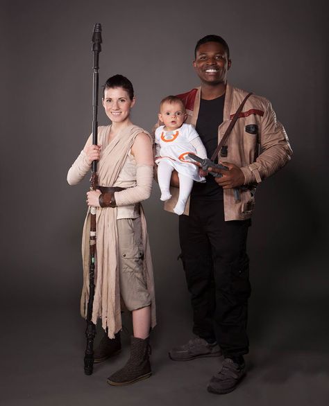 star-wars-cosplay-familia-Victor-seno-Julianne-payne-8 Rey And Finn, Disfraz Star Wars, Star Wars Halloween Costumes, Marvel Family, Family Cosplay, Couple Cosplay, Star Wars Bb8, Star Wars Halloween, Hallowen Costume