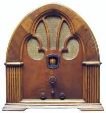 1930s radio 1930s Radio, Radio Aesthetic, Philco Radio, Electrical Gadgets, Old Radio, Radio Antigua, House Essentials, Bamboo Plates, Old Time Radio