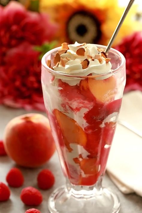 This Peach Melba Ice Cream Sundae with Toasted Almonds is an easy and delicious way to enjoy the bounty of late summer peaches combining them with raspberries, vanilla ice cream, toasted almonds and whipped cream. Nectarine Desserts, Peach Melba Recipe, Ice Cream Sundae Recipe, Culinary Desserts, Fresh Peach Pie, Sundae Recipes, Culinary Food, Coffee Milkshake, Summer Pie