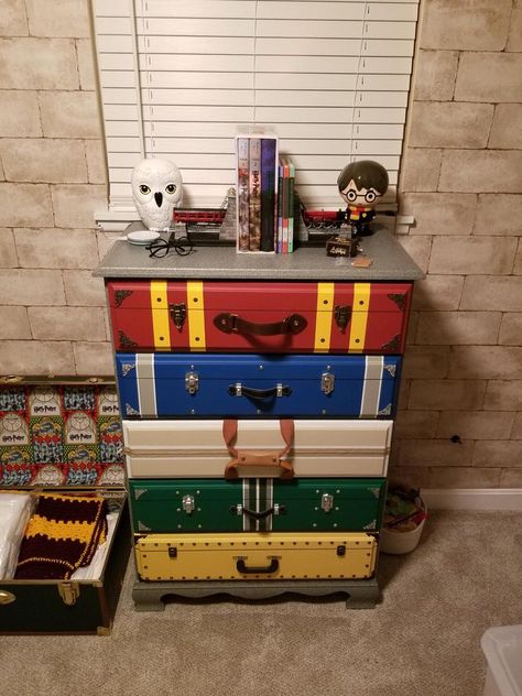 Wow!  Love this!  Harry potter dresser - Album on Imgur Harry Potter Dresser, Harry Potter Bedroom Decor, Classe Harry Potter, Harry Potter Christmas Decorations, Stile Harry Potter, Harry Potter Nursery, Harry Potter Room Decor, Harry Potter Classroom, Harry Potter Bedroom