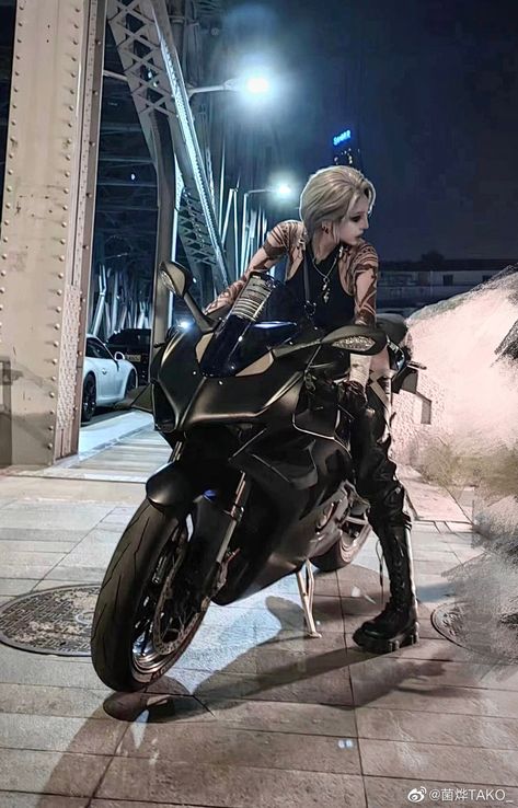 Women Posing With Motorcycles, Posing With Motorcycle, Leaning On Motorcycle Pose, Biker Pose Reference, Biker Woman Aesthetic, Pose With Motorcycle, Biker Reference, Motorcycle Pose Reference, Bat Poses