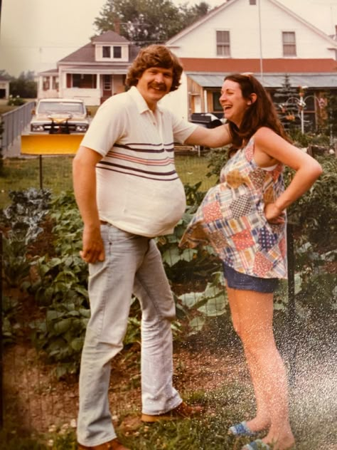 70s Family Portrait, 70’s Couple, 60s Love Aesthetic, 70s Family Photos, 80s Family Photos, 1970s Couple, Pictures From The 70s, 70s Couples, 70s Mom