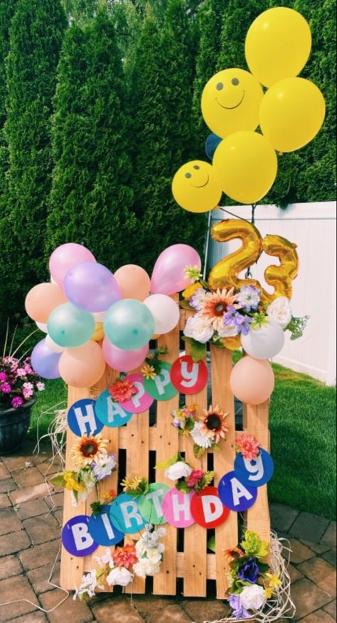 Birthday Porch Decorations, Pallet Birthday Decor, Colorful Backyard, Birthday Surprises, Colorful Birthday Party, Porch Decorations, Background Diy, Baby 1st Birthday, Birthday Decor