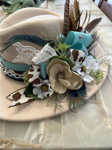 Cowboy Hat Floral Arrangement, Decorated Straw Hats Ideas, Decorated Hats Ideas, Embellished Hats, Cowboy Hat Crafts, Decorated Hats, Boho Hats, Cowboy Hat Design, Custom Cowboy Hats