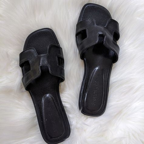 Black Hermes Sandals, Classy Fashion Chic, Memory Foam Sandals, Skechers Slip On, Pearl Sandals, Classic Capsule Wardrobe, Elegant Sophisticated, Black Slides, Black Wedge