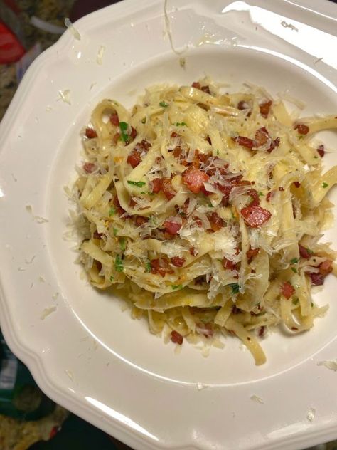 Linguini Aglio e Olio | Colorful Foodie Recipes With Pancetta, Aglio E Olio Recipes, Aglio E Olio Recipe, Pancetta Recipes, Pasta Varieties, Aglio E Olio, Easy Pasta Dishes, Fresh Pasta, Crowd Pleaser