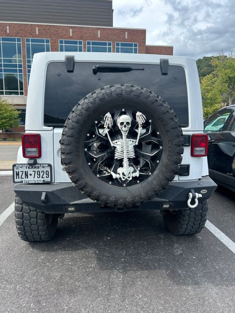 Skeleton On Jeep Tire Halloween, Car Decor Halloween, White Jeep Decor, Jeep Tire Halloween Decorations, Jeep Skeleton Ideas, Jeep Halloween Decorations, Decorate Jeep For Christmas, Halloween Jeep Wrangler Decorations, Halloween Jeep