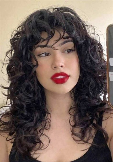 Estos son los 12 cortes de pelo más favorecedores si tienes el pelo rizado Long Curly Haircuts, Natural Curly Hair Cuts, Layered Haircuts With Bangs, Layered Hair With Bangs, Layered Curly Hair, Curly Hair Photos, Haircuts For Wavy Hair, Hairdos For Curly Hair, Haircuts For Curly Hair