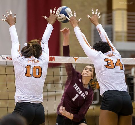 Learn how to hit a volleyball smarter and to score more points when the ball is close to the block by aiming for the seam between the volleyball blockers. One of the most effective ways to learn how to hit a volleyball for front row hitters is to look for holes in the seams of the opposing team's blockers. The seam in volleyball is the air space between blockers, usually between the middle blocker and the outside blocker who is blocking you. Volleyball Outside Hitter, Blocking Volleyball, Longhorns Volleyball, Volleyball Blocking, Volleyball Terms, Texas Volleyball, Volleyball Hitter, Volleyball Dig, Volleyball Aesthetic