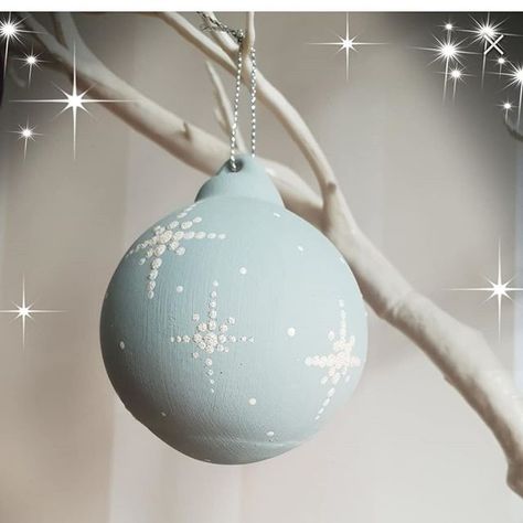 🎄🎄❄❄It's Christmas❄❄ To book ⬇️⬇️ paypal.me/TheOriginalCraftCo/15 Decorate 4 ceramic baubles, using simple dotting techniques from the… Painted Baubles, Diy Christmas Baubles, Ceramic Baubles, Hand Painted Bauble, Handpainted Christmas Ornaments, Christmas Decorations Diy Crafts, Diy Pottery Painting, Easy Christmas Ornaments, Crafty Decor