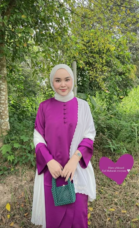 Fesyen Baju Kurung Modern, Classic Baju Kurung, Kenduri Outfit, Baju Kurung Outfit, Purple Baju Kurung, Raya Pose, Design Baju Raya, Ootd Raya, Clothing Booth Display