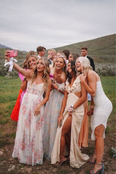 Prom Dresses Inspiration, Vintage Style Prom Dresses, Layered Prom Dress, Vintage Prom Dresses, Homecoming Poses, Prom Picture Poses, Classic Prom Dress, Prom Photoshoot, Prom Dress Inspo