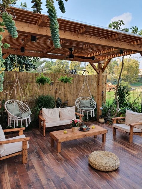 Modern Patio Design, Hanging Chair Outdoor, Shower Diy, Apartment Patio Decor, Patio Decorating Ideas, Modern Patio, Outdoor Decor Backyard, Pergola Patio, Backyard Makeover