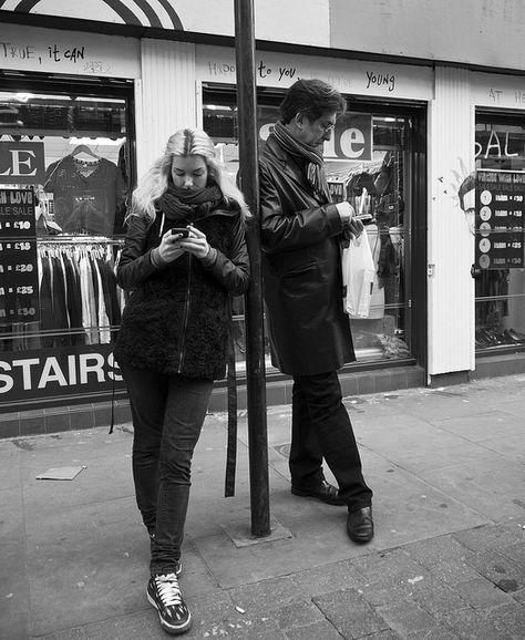 ... Photo Challenge Instagram, Subway Couple Photography, 1970s Street Photography, Photography Art Book, Symmetry Photography, Black And White Analog Photography, Documentary Photography Black And White, Hopper Art, Black And White Film Street Photography