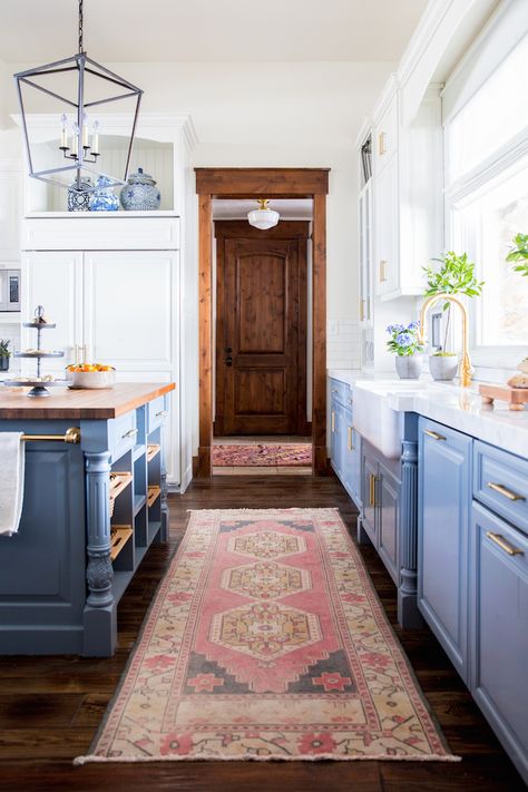 BECKI OWENS- Before and After: Heber House Project Kitchen in Collaboration with Jamie Bellessa. Sharing details of this blue modern farmhouse kitchen with rustic industrial elements. We used Benjamin Moore Van Courtland Blue and Swiss Coffee, Calacatta marble with a mitered edge, brass Waterstone hardware, white farmhouse sink, white subway tile, the Darlana Lantern and Currey and Co Timpano pendents. Visit the blog for more details! Blue Kitchen Designs, Modern Farmhouse Kitchen Decor, Classic Kitchen, Home Luxury, Farmhouse Interior, Interior Modern, Modern Farmhouse Kitchens, Blue Kitchens, Interaction Design