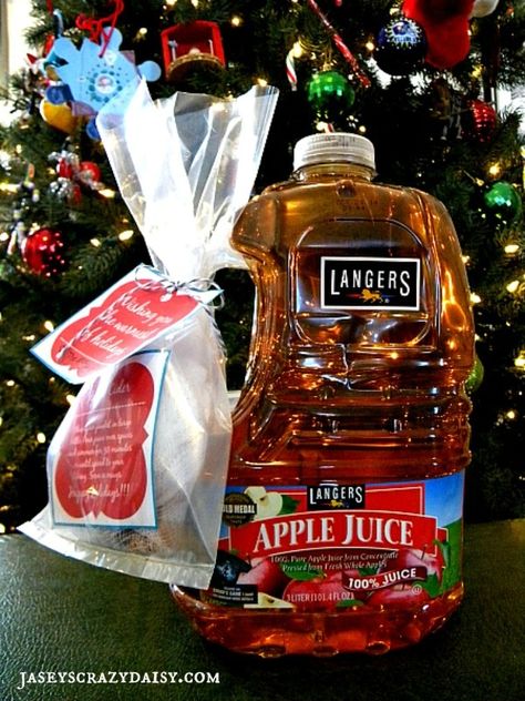 How To Make Homemade Apple Cider Christmas Gifts with Printable Tags - Jasey's Crazy Daisy Apple Cider Gift, Christmas Apple Cider, Christmas Cider, Homemade Apple Cider, Cider Recipe, Crazy Daisy, Christmas Baskets, Homemade Apple, Holiday Gift Ideas