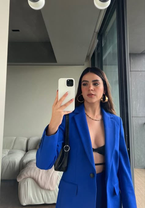 Qué outfits usar según el color de tu blazer | Es la Moda Blazer Outfits Casual, Causual Outfits, Blazer Outfits, Formal Outfit, Basic Outfits, Colored Blazer, Elegant Outfit, Outfits Casuales, Colorful Fashion