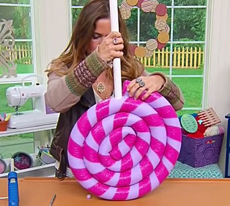 Make this DIY Giant Yard Lollipop out of a pool noodle this Christmas Season Christmas Lollipop Decorations, Diy Christmas Yard Decorations, Lollipop Decorations, Giant Lollipops, Pool Noodle Crafts, Candy Decorations Diy, Christmas Lollipops, Giant Candy, Pool Noodle