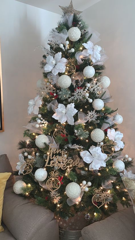 Árbol de navidad en tono blancos 2019 Navidad Natural, Wall Christmas Tree, Christmas Prep, Christmas Tree Decorating Themes, White Tree, Christmas Deco, Happy Christmas, Xmas Tree, Tree Decorations