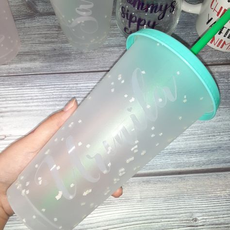 Color Changing Cups Vinyl, Vinyl Cup Ideas, Cups Vinyl, Color Changing Vinyl, Teckwrap Craft, Color Changing Cups, Cold Cups, Cup Ideas, Vinyl Crafts