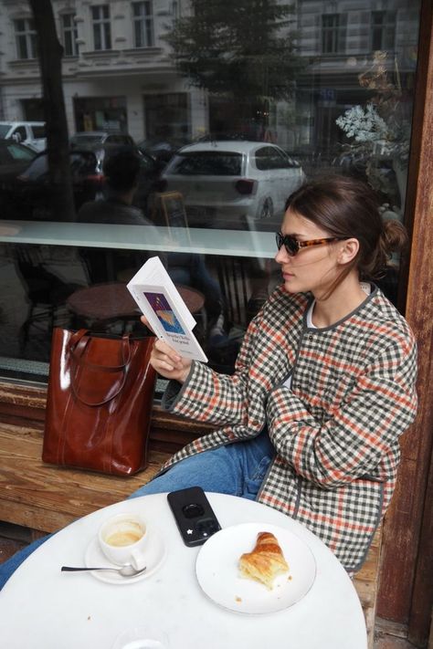 @isismarianiedecken is wearing the Sézane Farel Jacket in khaki orange check with the Le Cabas tote, the perfect fall handbag. Shop this look online at sezane.com. French Fall Outfits, Mini Skirts With Tights, Parisian Style Fall, French Outfits, French Inspired Fashion, Parisian Outfit, Conservative Dresses, Academia Style, French Girl Style