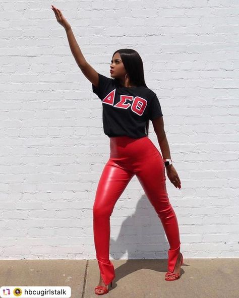 HBCU GREEK YARD on Instagram: "CONGRATULATIONS ON BECOMING A NEW MEMBER OF DELTA SIGMA THETA SORORITY, INC. ♥️🐘 UNIVERSITY OF ARKANSAS AT PINE BLUFF ♥️🐘 @nytsed ———————————————————— #thinkhbcu #hbcugirlstalk #uapb #hbcu #hbcupride #hbculove #hbcugreeks #hbcuunity #hbcuqueens #hbcumade #hbcusmatter #hbcurising #hbculife #nacwc1896 #dst #dst1913 #womenempowerment #womensupportingwomen" Delta Sigma Theta Outfits Fashion, Delta Sigma Theta Outfits, Sorority Photoshoot, Sorority Fashion, Theta Sorority, Delta Sigma Theta Sorority, University Of Arkansas, Delta Sigma Theta, Graduation Photos