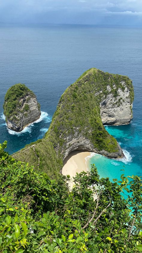 Bali Aesthetic, Nusa Penida Bali, Bali Baby, Gap Year Travel, Nusa Penida, Italian Beauty, Travel Wishlist, Aura Colors, Bali Travel