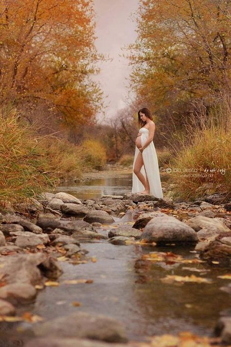 Fall Maternity Shoot, Fall Maternity Pictures, Pregnancy Poses, Fall Maternity Photos, Outdoor Maternity Photos, Maternity Photography Outdoors, Maternity Bridesmaid Dresses, Maternity Photoshoot Poses, Maternity Inspiration