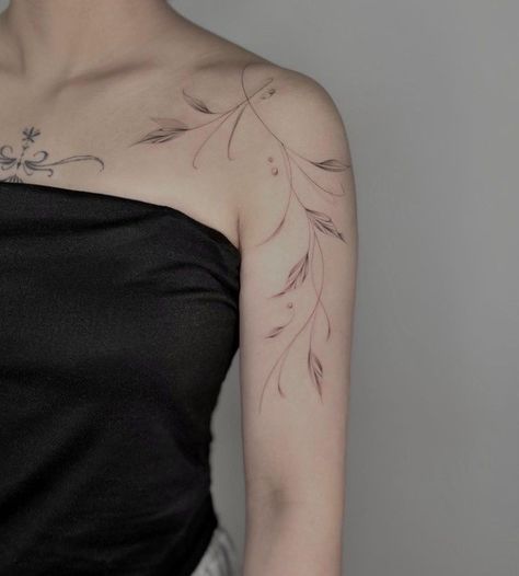 Vine Shoulder Tattoo, Feminine Shoulder Tattoos, Small Girly Tattoos, Flower Tattoo Ideas, Wrap Tattoo, Animal Tattoo Ideas, Horoscope Tattoos, Hand And Finger Tattoos, Flower Tattoo Shoulder