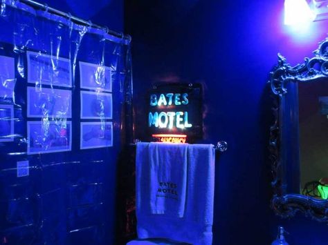 Bates Hotel, Themed Halloween Party, Deco Halloween, Halloween Forum, Bates Motel, Haunted Hotel, Horror House, Halloween Party Themes, Halloween 2024