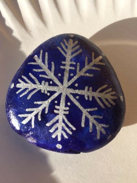 Diy Rock Art, Stone Art Painting, Holiday Painting, Painted Rocks Craft, Painted Rocks Diy, Crochet Christmas Ornaments, Rock Painting Designs, Pebble Painting, Christmas Ornament Crafts