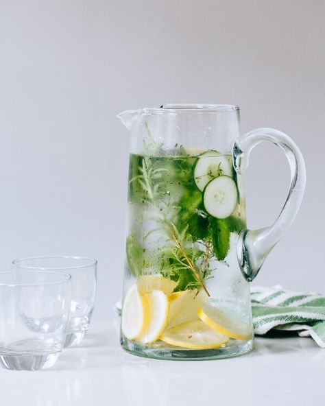 Cucumber Water Recipe, Drinks Com Vodka, Herb Infused Water, Fancy Water, Cucumber Detox Water, Detox Waters, Cucumber Water, Lemon Diet, Infused Water Recipes