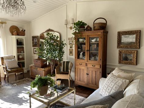 Gorgeous cottage living room space Salons Cottage, Pine And Prospect Home, Pine And Prospect, Modern Cottage Homes, Cottage Style Living Room, Sala Vintage, Interior Vintage, Cottage Living Rooms, Cottage Interior