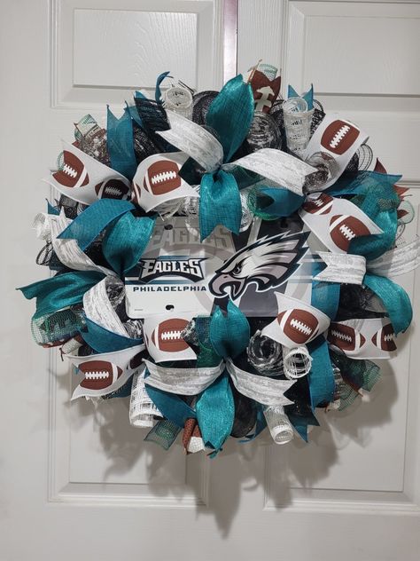 Philadelphia Eagles Wreath, Eagles Wreath, Eagles Football, Diy Wreaths, Diy Craft Ideas, Philadelphia Eagles, Diy Wreath, 4th Of July Wreath, Gifts Diy