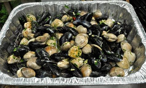 Mussel Dishes, Clambake Recipe, Grilled Mussels, Crab Boil Party, Grilled Clams, Light Dinners, Tulips And Daffodils, Charcoal Grilling, Steamed Clams