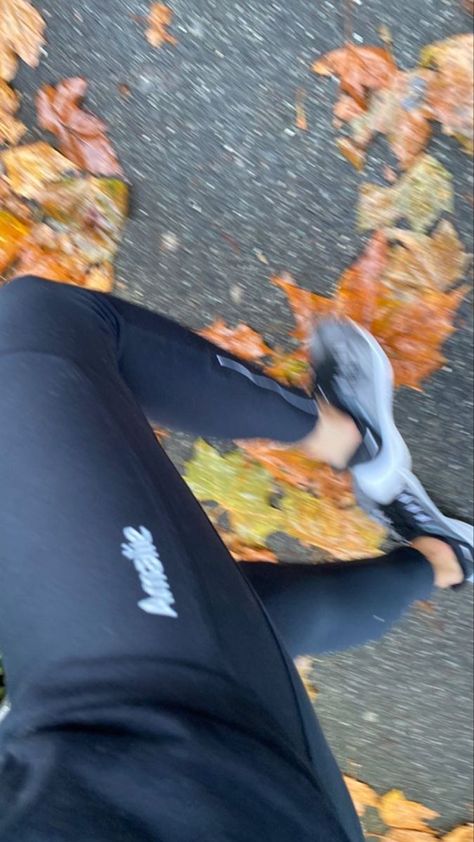 Running Autumn Aesthetic, Runner Aesthetic Girl, Lily Larkin, Runner Girl Aesthetic, Weight Gain Workout, Photo Recreation, Running Club, Training Motivation, Running Inspiration