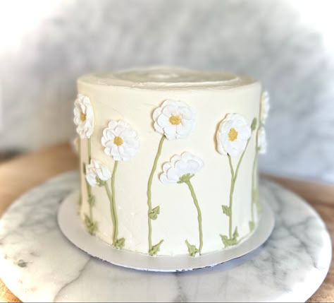 Simple Daisy Cake Design, Birthday Cake With Daisy Flowers, Daisy Inspired Cake, White Daisy Birthday Theme, White Cake With Daisies, Sage Green And Daisy Birthday, Daisy 1st Birthday Cookies, Chamomile Cake Design, Modern Daisy Birthday