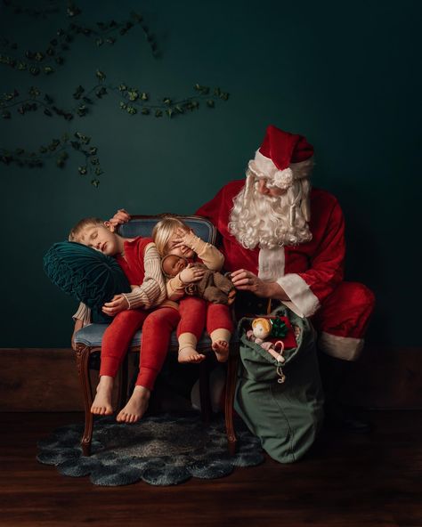 ‘Twas the night before Christmas, when all through the house Not a creature was stirring, except Scout. Inspired by Norman Rockwell - Santa… | Instagram Santa Photography, Norman Rockwell Christmas, Santa Mini, Twas The Night Before Christmas, Christmas Shoot, Santa Photos, Christmas Mini Sessions, London Christmas, Night Before Christmas