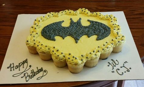 Batman Pull Apart Batman Cupcake Cake, Batman Pull Apart Cupcakes, Batman Cupcakes Ideas, Walker Batman, Batman Cupcake Cake, Batman Cupcakes, Fondant Tips, Pull Apart Cupcake Cake, Pastel Cupcakes