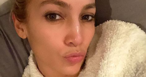 Jennifer Lopez's Skin Care Routine Consists Of 3 Steps Jennifer Lopez Makeup, Hair Detox, Jennifer Aniston Hair, Celebrity Makeup Looks, Alex Rodriguez, Her Makeup, Stunning Makeup, Skin Care Routine Steps, Ben Affleck