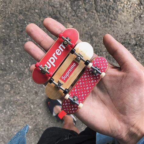 Skateboard Girl Outfits, Supreme Skateboard, Supreme Louis Vuitton, Mini Skate, Mini Skateboard, Skateboard Aesthetic, Skate Photos, Louis Vuitton Supreme, Finger Skateboard