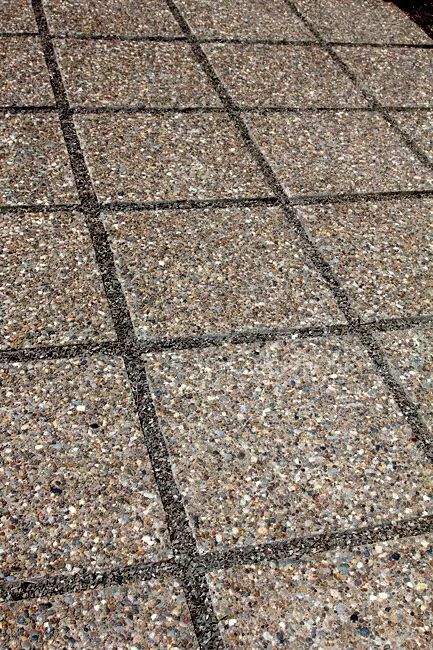 Exposed aggregate paver patio with decorative gravel spacing. Brick Paver Patio Ideas, Aggregate Patio, Paver Patio Ideas, Wall Pergola, Seating Wall, Patio Landscape Design, Patio Ideas On A Budget, Batu Sikat, Aggregate Concrete