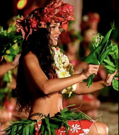 Hawaiian Culture Outfit, Polynesian Outfits For Women, Samoan Aesthetic, Hawaiian Aesthetic Outfit, Hawaiian Photoshoot, Polynesian Aesthetic, Hawaiian Girl Aesthetic, Samoan Dance, Samoan Women