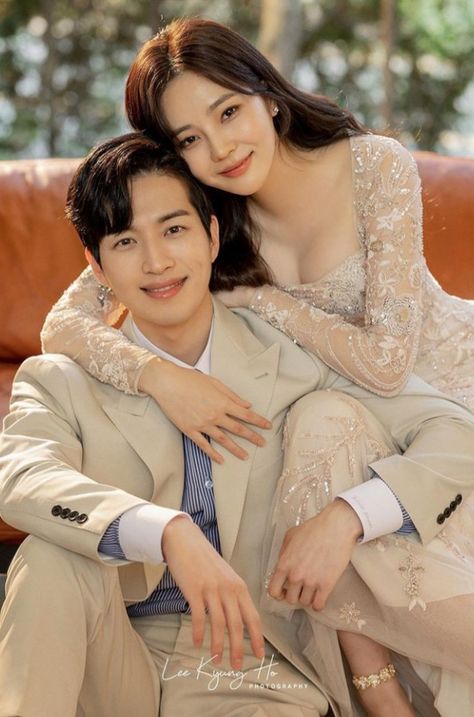 Kasut Pengantin, Prenuptial Photoshoot, Korean Wedding Photography, Pre Wedding Photoshoot Outfit, Wedding Photo Studio, Wedding Portrait Poses, Wedding Photoshoot Props, Pre Wedding Photoshoot Outdoor, Wedding Photoshoot Poses