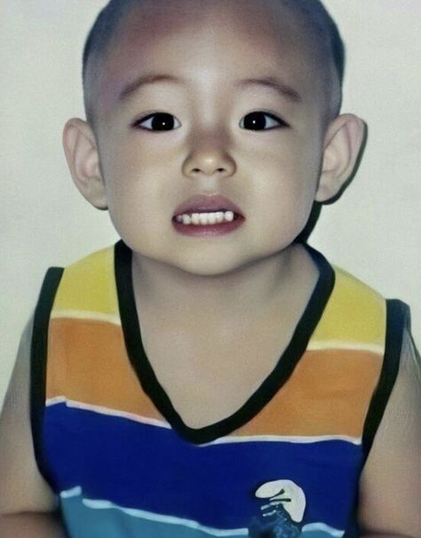 Taehyung When He Was A Kid, V Baby Pictures, Bts Baby Pictures, Childhood Pictures, Straykids Hyunjin Photoshoot, Taehyung Fanart, Friend Cartoon, Celebrity Style Red Carpet, Taehyung Photoshoot