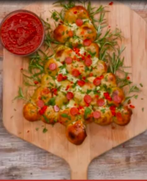 Christmas tree pull-apart bread Christmas Tree Pull Apart Bread, Marina Sauce, Holiday Appetizer, Christmas Cocktail, Pull Apart Bread, Christmas Lunch, Christmas Food Dinner, Christmas Brunch, Xmas Food