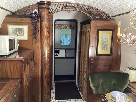 All Antique RV Decor in Vintage Airstream Remodel | RV Inspiration Vintage Rv Remodel, Rv Inspiration, Rv Redo, Curtains Decor, Bus Conversions, Tiny House Camper, Airstream Remodel, Airstream Interior, English Interior