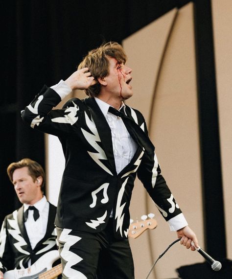 The Hives Band, Pelle Almqvist, Arctic Monkeys Tour, Halloween Ideias, The Hives, Hard Photo, Peter Murphy, Post Rock, Live Rock